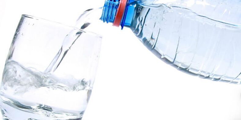 Η κατανάλωση καθαρού νερού είναι υποχρεωτική για να χάσετε βάρος στο σπίτι